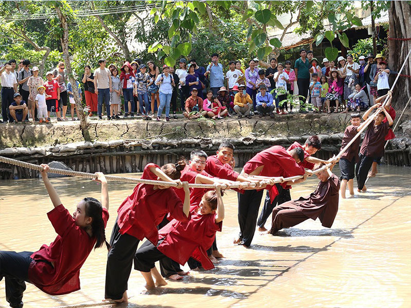 Đu dây qua sông tại Cồn Phụng