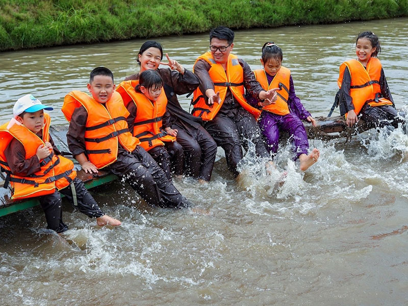 Hóa thân thành người nông dân Nam Bộ với trang phục đồ bà ba truyền thống