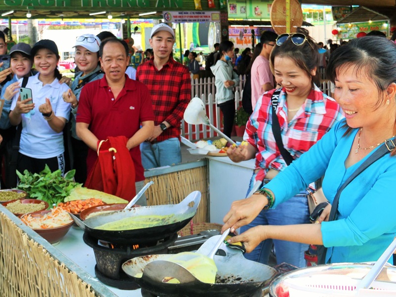 Lễ hội Bánh dân gian Nam Bộ là sự kiện thường niên của TP Cần Thơ, được tổ chức vào dịp Giỗ Tổ Hùng Vương